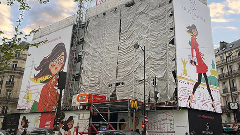 Façade du 53 Haussmann avec illustrations sur échafaudages